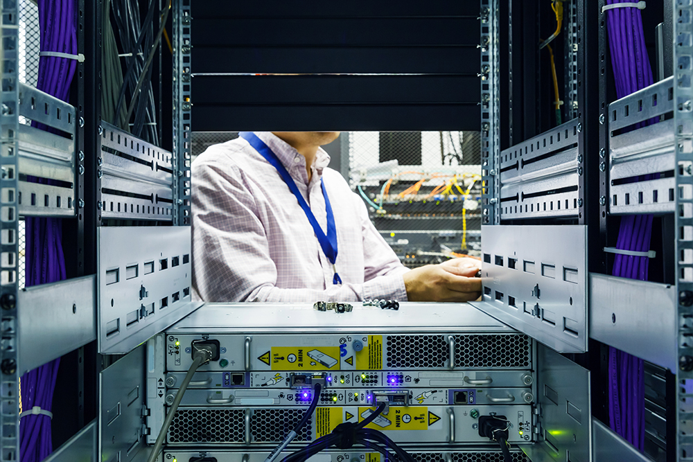 IT Engineer installs JBOD to rack in datacenter